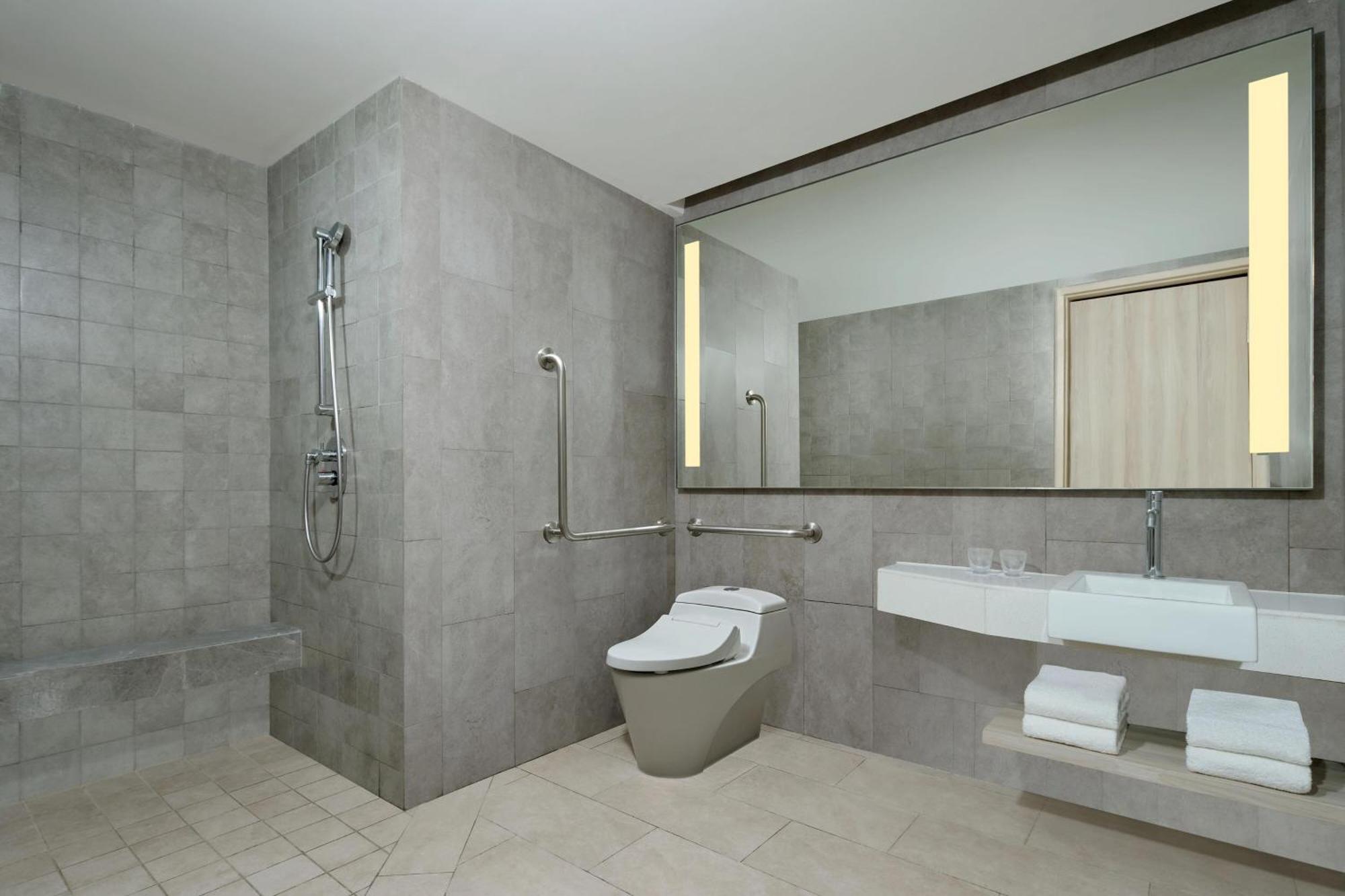 Four Points By Sheraton Surabaya, Pakuwon Indah Екстериор снимка
