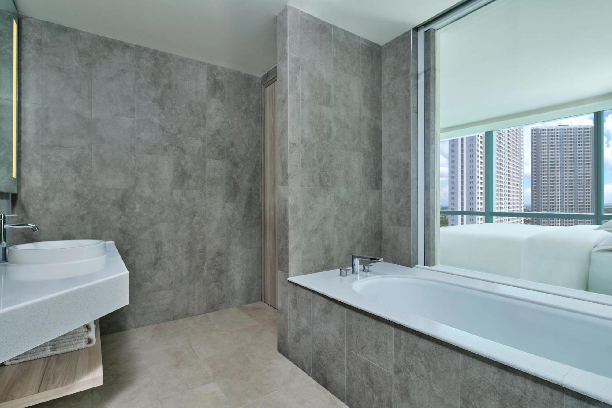 Four Points By Sheraton Surabaya, Pakuwon Indah Екстериор снимка