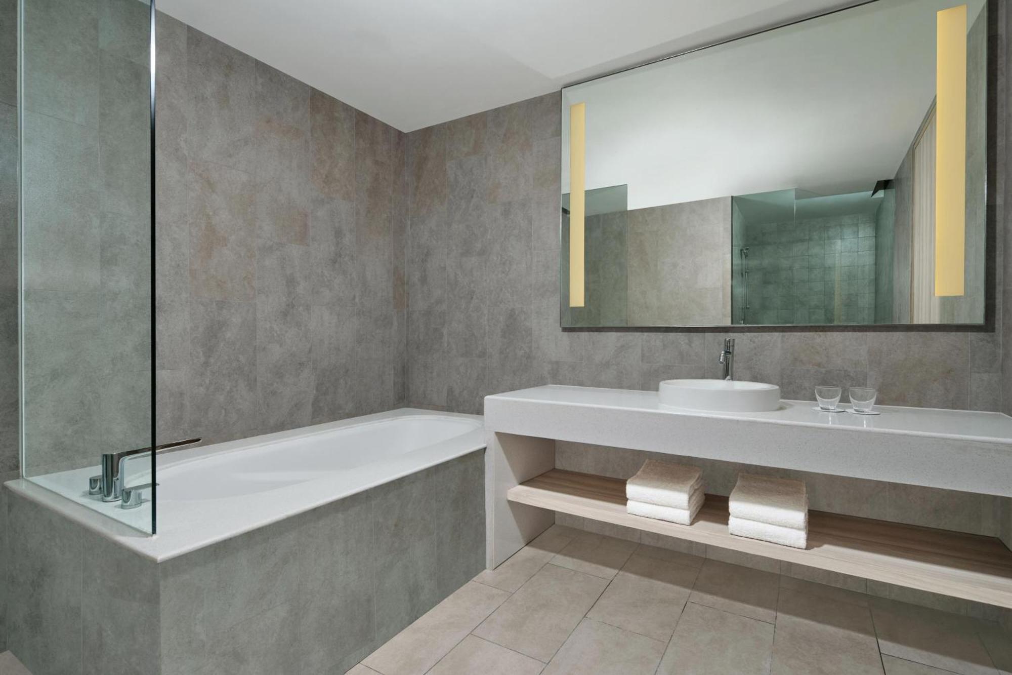 Four Points By Sheraton Surabaya, Pakuwon Indah Екстериор снимка