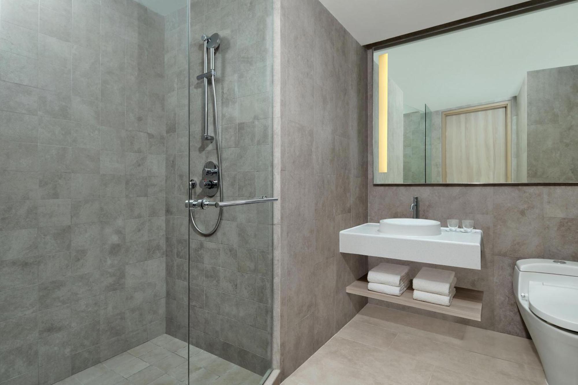 Four Points By Sheraton Surabaya, Pakuwon Indah Екстериор снимка